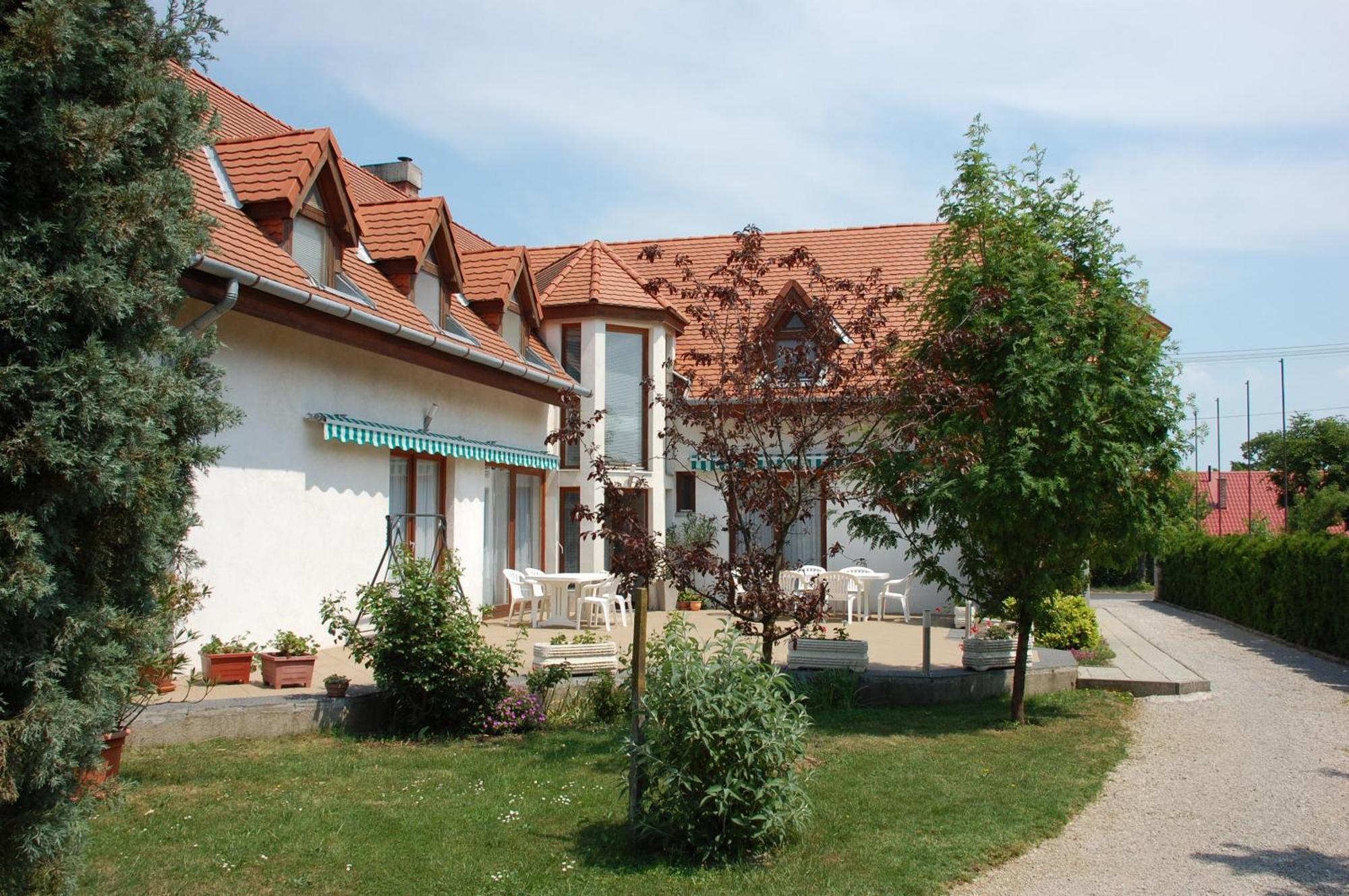 Emil Porta Hotel Balatongyorok Exterior photo